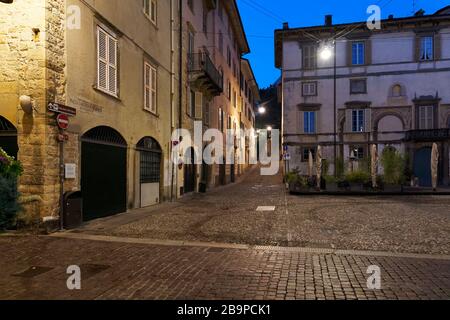 Rues vides de Bergame, Italie la nuit le 21 février 2020 pendant l'éclosion de caronavirus Banque D'Images