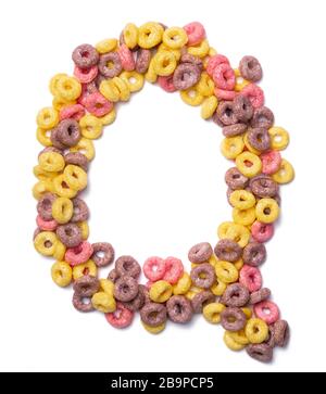 Lettre Q de l'alphabet anglais à partir de flocons de couleur rose sur un fond blanc isolé. Motif alimentaire à base de céréales pour le petit-déjeuner sucré. alph brillant Banque D'Images