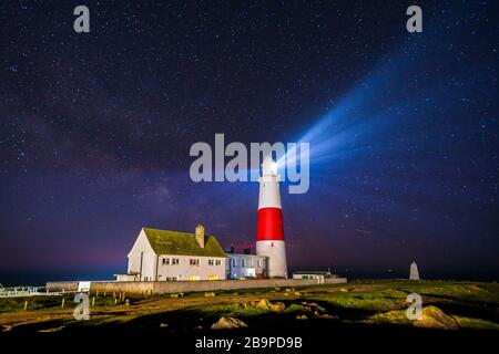 Portland Bill, Dorset, Royaume-Uni. 25 mars 2020. Météo britannique. Les étoiles s'illuminent dans le ciel clair de la nuit au-dessus du phare de Portland Bill à Dorset. Crédit photo : Graham Hunt/Alay Live News Banque D'Images