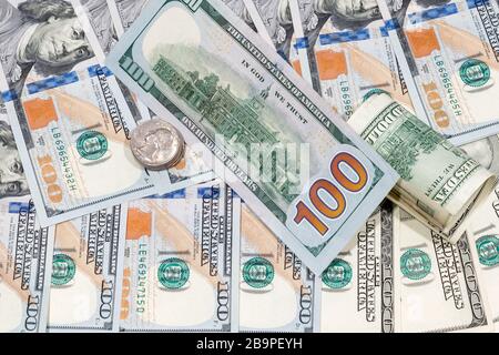 Cent dollars et pièces américains. Banque D'Images