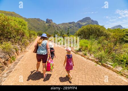 Les touristes explorent le jardin botanique national de Kirstenbosch au Cap en Afrique du Sud. Banque D'Images