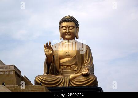 KAOHSIUNG, TAIWAN -- 25 JANVIER 2020: Une statue géante de Bouddha surplombe le complexe bouddhiste FO Guang Shan. Banque D'Images