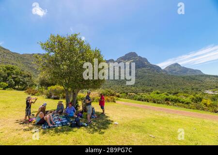 Les touristes peuvent pique-niquer dans le jardin botanique national de Kirstenbosch, dans la ville de CVape, en Afrique du Sud. Banque D'Images