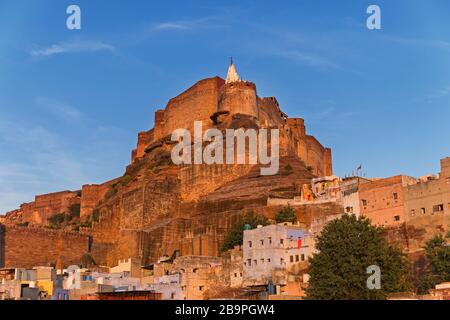 Vue sur le temple de Chamunda Mata et le fort de Mehrangarh Jodhpur Rajasthan Inde Banque D'Images