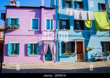 Maisons de pêche colorées aux couleurs multiples et séchage de vêtements propres sur une corde, l'île de Burano, près de Venise, Italie. Banque D'Images