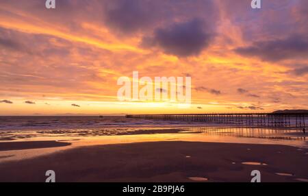 23 mars 2020 - UK Coronavirus Lockdown Day: Lever du soleil sur l'ancienne jetée de fer Banque D'Images