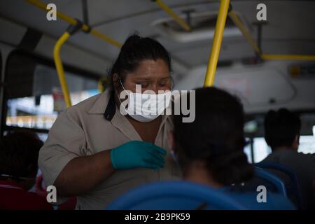 Un travailleur contrôle la température corporelle d'un passager dans un bus à la menace de la pandémie de coronavirus, le 15 mars dernier, le président Vizcarra a déclaré l'état d'urgence national et la suspension de l'exercice des droits constitutionnels liés à la liberté et à la sécurité personnelles, inviolabilité du domicile et liberté de réunion et de transit sur le territoire pendant 15 jours. Actuellement, au Pérou, il y a 416 cas enregistrés et 7 décès de Covid-19. Banque D'Images