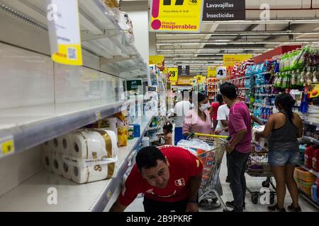 Lima, Pérou. 16 mars 2020. Une vue des étagères vides dans un supermarché, au milieu des menaces de Coronavirus à Lima.en raison de la menace de la pandémie de coronavirus, le 15 mars, le président Vizcarra a déclaré l'état d'urgence national et la suspension de l'exercice des droits constitutionnels liés à la liberté et à la sécurité personnelles, inviolabilité du domicile et liberté de réunion et de transit sur le territoire pendant 15 jours. Actuellement, au Pérou, il y a 416 cas enregistrés et 7 décès de Covid-19. Crédit: Sergi Rugrand/SOPA Images/ZUMA Wire/Alay Live News Banque D'Images