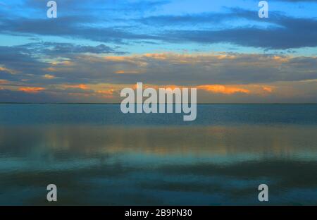 Scène de soirée calme sur la mer d'Azov, Ukraine Banque D'Images