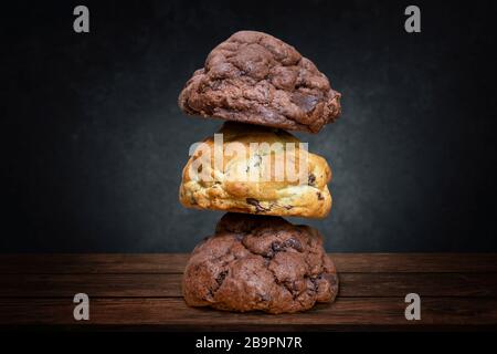 Biscuits au chocolat sur table en bois Banque D'Images
