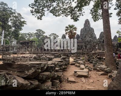 Temple d'Angkor Thom. L'ancienne face en pierre du temple de Bayon. La ruine du château à Angkor wat Angor thom au Cambodge. Siem Reap, Cambodge Banque D'Images