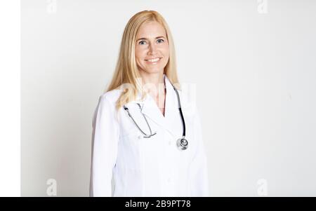 Un médecin de femme d'âge moyen heureux qui pose en uniforme Banque D'Images