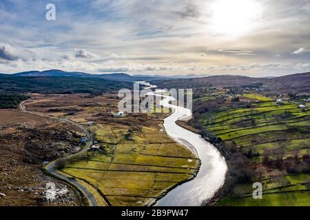 Vue aérienne de la rivière Tweebarra entre Doochary et LettermacAward à Donegal - Irlande Banque D'Images