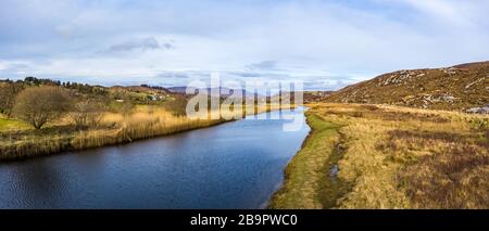 Vue aérienne de la rivière Tweebarra entre Doochary et LettermacAward à Donegal - Irlande Banque D'Images