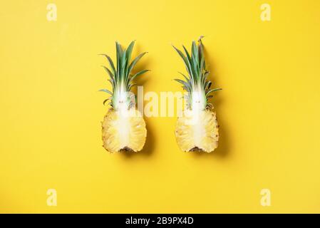 Mise en page créative en ananas sur fond jaune. Vue de dessus. Espace de copie. Pose plate. Cuisine exotique, concept de fruits tropicaux Banque D'Images