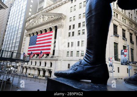 New York, États-Unis. 24 mars 2020. La photo prise le 24 mars 2020 montre la Bourse de New York et la statue de George Washington sur Wall Street à New York, aux États-Unis. Les actions américaines ont clôturé mardi avec le Dow en hausse de plus de 11 pour cent, en marquant son plus grand gain d'un jour depuis 1933 dans l'espoir de stimuler la croissance. Crédit: Wang Ying/Xinhua/Alay Live News Banque D'Images