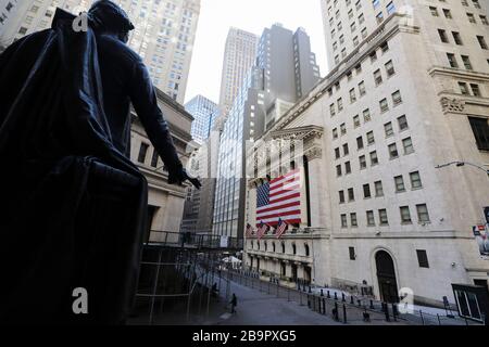 New York, États-Unis. 24 mars 2020. La photo prise le 24 mars 2020 montre la Bourse de New York et la statue de George Washington sur Wall Street à New York, aux États-Unis. Les actions américaines ont clôturé mardi avec le Dow en hausse de plus de 11 pour cent, en marquant son plus grand gain d'un jour depuis 1933 dans l'espoir de stimuler la croissance. Crédit: Wang Ying/Xinhua/Alay Live News Banque D'Images