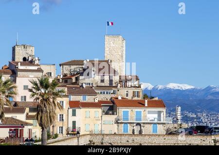 La cité médiévale d'Antibes dans le sud de la France avec les alpes en arrière-plan Banque D'Images