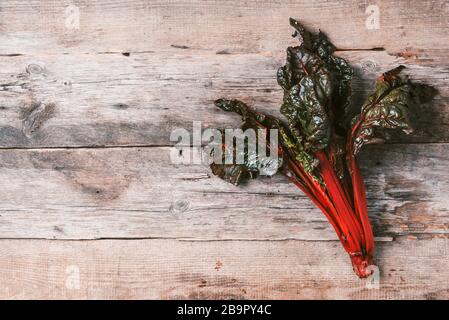 Verger suisse multicolore sur fond en bois. Vue de dessus. Espace de copie. Zéro déchet, concept de légumes organiques. Plats végétariens et végétariens Banque D'Images