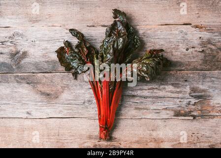 Verger suisse multicolore sur fond en bois. Vue de dessus. Espace de copie. Zéro déchet, concept de légumes organiques. Plats végétariens et végétariens Banque D'Images