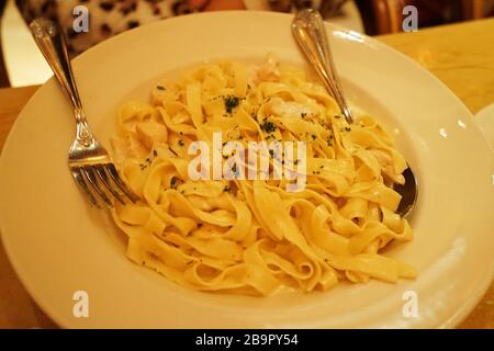 Gros plat de spaghetti Carbonara Banque D'Images