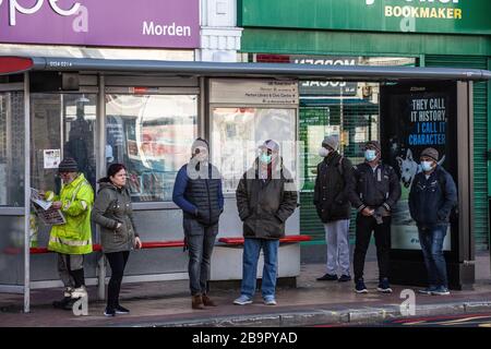Londres, Royaume-Uni. 25 mars 2020. La distanciation sociale à travers le Royaume-Uni alors que le gouvernement annonce d'autres mesures. 25 mars 2020. Morden, Southwest London, Royaume-Uni les travailleurs attendent un arrêt de bus mercredi matin dans le sud-ouest de Londres alors que le gouvernement passe à la phase de retard pour essayer de contrôler la propagation de Covid-19 dans la capitale. Crédit : Jeff Gilbert/Alay Live News Banque D'Images