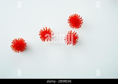 Modèle abstrait de souche virale du MERS-Cov ou du syndrome respiratoire du Moyen-Orient coronavirus et du coronavirus Novel 2019-nCoV sur fond gris. Pose plate. Banque D'Images