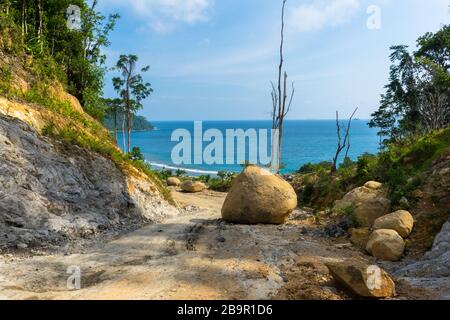 Glissement de terrain dans l'ouest de Sumatra, près de l'océan Indien. D'énormes rochers tombaient et blocèrent la route. Mauvaises conditions de conduite environnement pittoresque beau temps n Banque D'Images
