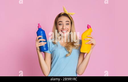 Fille avec des fournitures de nettoyage dans ses mains Banque D'Images