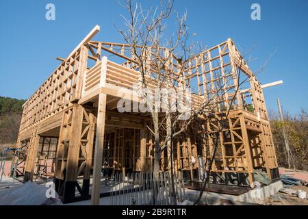 Cadre en bois d'une nouvelle maison en construction Banque D'Images