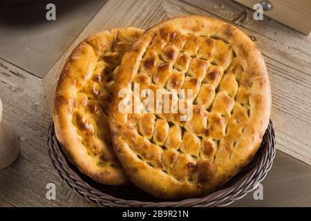 Le ramadan pidesi turc est un pain plat traditionnel turc qui fait cuire pendant le mois du ramadan. Fond en pierre bleue. Vue de dessus Banque D'Images