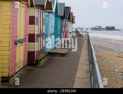 Cabanes de plage en hiver, Cromer, Norfolk, Royaume-Uni Banque D'Images