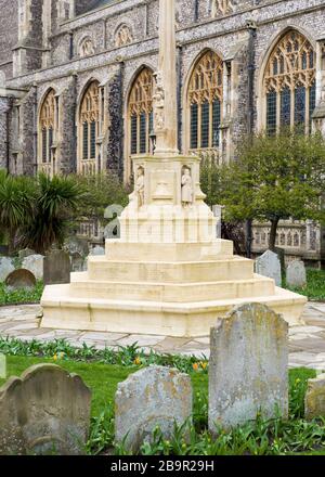 Mémorial de guerre devant l'église paroissiale de Cromer (St Pierre et St Paul), Cromer, Norfolk, Royaume-Uni Banque D'Images