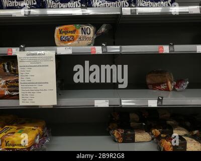 Glasgow, Royaume-Uni. 25 mars 2020. Mesures de distanciation introduites dans un magasin local coopératif de New Gorbals montrant des marqueurs sur le sol indiquant une distance de 2 m, ainsi que des limites sur le nombre d'articles disponibles à acheter, Glasgow, Royaume-Uni crédit: Alay News/Pawel Pietraszewski crédit: Pawel Pietraszewski/Alay Live News Banque D'Images