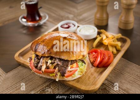 Sandwich au Doner au Pide turc avec légumes verts et tomates. Banque D'Images