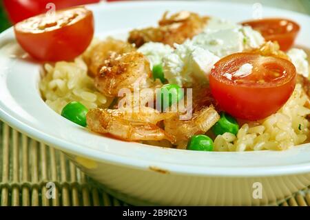 Orzo grec et crevettes grillées, alod avec vinaigrette moutarde-Dill Banque D'Images