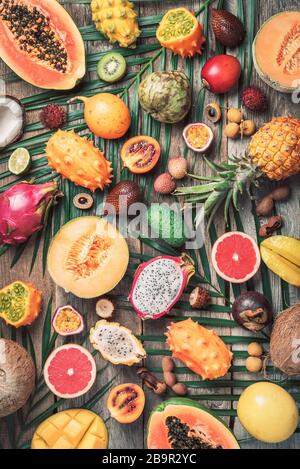 Assortiment de fruits tropicaux concept. Fruits exotiques - ananas, papaye, mangue, couronne, banane, pitahaya, kiwano, melon africain à cheval, fru tamarillo Banque D'Images