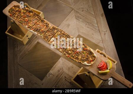 Assiette de Manakish traditionnelle Syrien, une cuisine arabe Banque D'Images