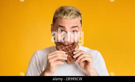 Une alimentation saine est annulée. Chocolat aux dents sucrées Banque D'Images