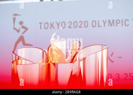 Iwaki, Japon. 25 mars 2020. Le chaudron olympique vu éclairé. L'exposition spéciale « flamme de rétablissement » au parc Aquamarine après les Jeux olympiques et paralympiques de Tokyo de 2020 est annoncée comme reportée en raison de la pandémie de coronavirus (COVID-19). Crédit: SOPA Images Limited/Alay Live News Banque D'Images