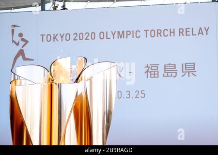 Iwaki, Japon. 25 mars 2020. Le chaudron olympique vu éclairé. L'exposition spéciale « flamme de rétablissement » au parc Aquamarine après les Jeux olympiques et paralympiques de Tokyo 2020 est annoncée comme reportée en raison de la pandémie de coronavirus (COVID-19). Crédit: SOPA Images Limited/Alay Live News Banque D'Images