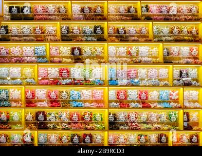 Athènes, Grèce - 17 février 2020. Stands avec assortiment de bonbons et bonbons colorés dans des bols en verre à la boutique Hans & Gretel d'Athènes Banque D'Images