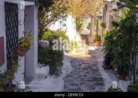 Athènes, Grèce - 18 février 2020. Détails architecturaux des rues étroites de Plaka, un quartier traditionnel d'Athènes, sur les pistes de l'ACR Banque D'Images