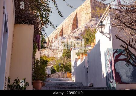 Athènes, Grèce - 18 février 2020. Détails architecturaux des rues étroites de Plaka, un quartier traditionnel d'Athènes, sur les pistes de l'ACR Banque D'Images