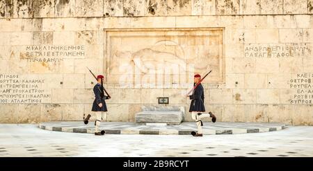 Athènes, Grèce - 18 février 2020. La cérémonie de la relève de la garde a lieu devant le bâtiment du Parlement grec Banque D'Images