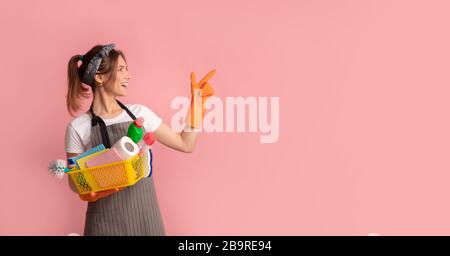 Gai Housewife Panier de maintien avec des fournitures de nettoyage et de pointage de côté Banque D'Images