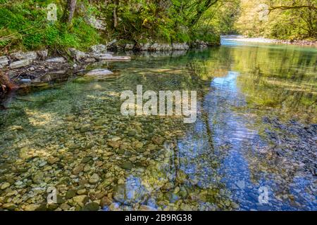 La rivière Voidomatis passe du parc national de Vikos à Épire, dans le nord de la Grèce. La rivière est célèbre pour son eau potable claire, passant dans le BE Banque D'Images