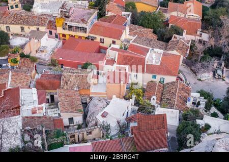 Athènes, Grèce - 13 février 2020. Vue aérienne sur les bâtiments historiques préservés du quartier de Plaka à Athènes, sur les pentes de l'Acropole, Greec Banque D'Images