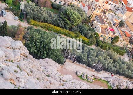 Athènes, Grèce - 13 février 2020. Vue aérienne sur les bâtiments historiques préservés du quartier de Plaka à Athènes, sur les pentes de l'Acropole, Greec Banque D'Images