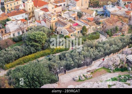 Athènes, Grèce - 13 février 2020. Vue aérienne sur les bâtiments historiques préservés du quartier de Plaka à Athènes, sur les pentes de l'Acropole, Greec Banque D'Images